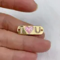 Goldfarbenes DIY-Schmuckverbinder-Charm mit rosa Herz und Kristall I U Buchstaben Detail. - Gold