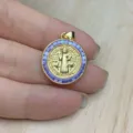 Runder vergoldeter Sankt Benedikt Kreuz Anhänger mit violetter Muschel Inlay für Halskette. - Hellviolett