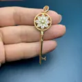 Goldener Strass Blume Schlüssel Anhänger Halskette Mode DIY Schmuck Zubehör für Damen - Hohler Blumen Schlüsselanhänger (3311)