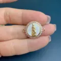 Dettaglio del ciondolo Guadalupe in madreperla e zirconi rosa per gioielli fai da te. - Connettore a Doppio Foro / Bianco