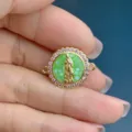 Ciondolo connettore Vergine Maria dorato con mosaico madreperla verde e zirconi rosa. - Connettore a Doppio Foro / Verde