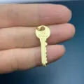 Goldener Schlüssel Anhänger mit Gravur, ideal für DIY Halsketten und handgefertigten Modeschmuck. - Gravierter Kleiner Schlüsselanhänger (3311)