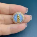Primo piano dettagliato del ciondolo per gioielli DIY con figura dorata e zirconi rosa. - Connettore a Doppio Foro / Blu