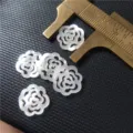 Natürliche Perlmutt hohle Kamelie Muschel Charms für DIY Schmuckherstellung Anhänger. - 14mm Größe / Weiß