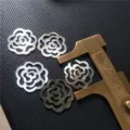 Natürliche Muschel hohle Kamelie Blume Anhänger Perlmutt DIY Schmuck Zubehör Variante - 18mm Strang / Dunkle Farbe