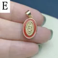 Gros plan détail du pendentif ovale en émail rouge et ton or de Notre Dame de Guadalupe charm. - Rouge