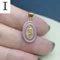 Détail de pendentif Guadalupe en émail ovale avec design religieux et finition dorée. - Violet Pâle
