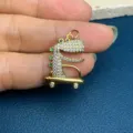 Mikro gefasste Zirkonia Dinosaurier Skateboard Anhänger DIY Schmuck Zubehör Detailansicht. - Skater-Dinosaurier / Buchstabe A