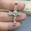 Ciondolo a croce dorato dettagliato con pietre di zirconia cubica ovali scintillanti. - Bianco