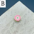 Perlina rotonda dorata con motivo malocchio in metallo e smalto rosa per creazioni fai da te. - Lettera B