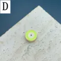 Primo piano perla smaltata malocchio rotonda, design sole verde neon vibrante, accessorio per gioielli. - Lettera D