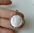 Ciondolo Vergine Maria in madreperla con zirconi multicolore, accessorio per gioielli DIY. - Foro Singolo / Solo Pendente (Senza Catena) / Oro
