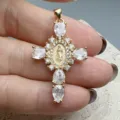 Ciondolo croce placcato oro vista dettagliata con zircone cubico brillante e santa Maria al centro. - Bianco