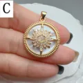 Squisita collana con ciondolo a stella placcato in oro con madreperla e zirconi brillanti. - Lettera C