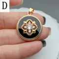 Elegante ciondolo geometrico in smalto nero accessorio collana con zirconi cubici scintillanti. - Lettera D