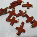 Rode steen kruis hanger detailfoto, ideaal voor DIY kettingen en mode sieraden accessoires. - Rhodoniet
