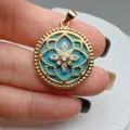 Collana con ciondolo in turchese dorato, elegante design floreale cavo con cristalli brillanti. - Lettera E