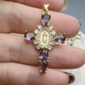 Ciondolo a croce dorato con cristalli viola a goccia e zirconi cubici trasparenti. - Viola