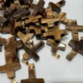 Detailopname van natuurlijke tiger's eye steen kruis hangers met gouden oogjes, DIY sieraden maken. - Tijgeroog