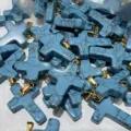 Blauwe turkoois kruis hangers met gouden oogjes, DIY ketting sieraden accessoires. - Blauw Turkoois