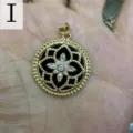 Ciondolo collana fiore mandala cristallo nero oro variante, elegante gioiello donna. - Lettera I