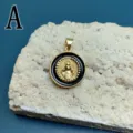 Ciondolo Vergine Maria placcato oro con smalto nero, accessorio di gioielleria vintage. - Stile A