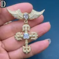 Detaillierte Nahaufnahme von vergoldetem Zirkonia bepflasterten Flügel Kreuz Anhänger Kette - Stil D