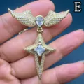 Gros plan détail du pendentif croix aile en zircon luxueux, pierres brillantes, ton or. - Style E