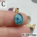 Gedetailleerd uitzicht op Guadalupe hanger, blauw geëmailleerd metalen bedeltje voor sieraden. - Letter C
