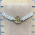 Bracciale intrecciato regolabile con pendente dorato di Guadalupe e zirconi luminosi. - Bianco