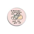 Niedlicher fauler Katzen Emaille Pin Detail, lustiges Zitat Entspannung Anstecknadel. - Runde Katze (YP1834)