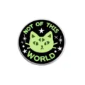 Broche émaillée chat extraterrestre à trois yeux, badge métal gothique tendance pour sacs. - Chat Rond à Trois Yeux (YP0541)