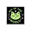 Gros plan détaillé du badge émaillé chat vert à trois yeux avec design d'étoiles. - Chat Carré à Trois Yeux (ZP0541)
