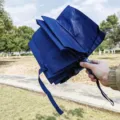 Einfarbiger kompakter Regenschirm mit bequemem Griff, winddichtes Design für Regen und Sonne. - Marineblau