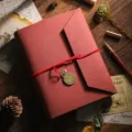 Album photo DIY vintage carnet rigide avec ficelle rouge et pendentif horloge cadeau. - Rouge rouille