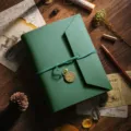Album photo DIY vintage vert et carnet avec rabat enveloppe et pendentif montre gousset. - Bleu Denim