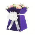 Lila Geschenkschachtel mit weißer Schleife und Blumen für Hochzeitsgeschenke und Feiertage. - Vase Handbox / Lila
