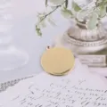 Goldfarbener runder Metallanhänger Detailansicht für DIY handgemachte Ohrringe Schmuck. - Gold Galvanisiertes Rundes Schild