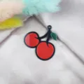 Vista detallada de un bonito colgante de cereza roja con hoja verde, perfecto para accesorios DIY. - Cereza