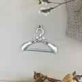 Exquisito colgante vintage de aleación con forma de percha y pedrería de cristal para joyas. - Plateado