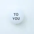 Witte latex ballon met elegante letteropdruk, perfect voor feestjes en decoratie. - TO YOU Stijl / 2.2g