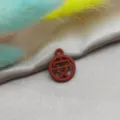 Ciondolo rotondo rosso DIY in stile cinese con carattere An per orecchini e creazione di gioielli. - Pace (YZ577) / 10 Pezzi/Confezione / Rosso