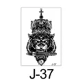 Tijdelijke tatoeage sticker met woeste leeuw, kroon en dolch, stijlvolle lichaamskunst. - Kroonleeuw met Dolk in de Mond (J-37) / 60*105mm