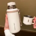 Détail de la bouteille isotherme en acier inoxydable avec filtre et tasse portable incluse. - 600ml / Petit Couvercle Bol avec Filtre à Thé / Blanc