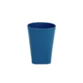 Semplice bicchiere da bagno in plastica blu per spazzolini, design minimalista quotidiano. - Blu scuro