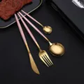 Edelstahl Besteckset mit rosa mattierten Griffen und glänzendem Goldfinish für moderne Tischkultur. - Roségold