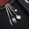 Edelstahl Besteckset mit rosa Griffen, inklusive Steakmesser, Gabel und Löffeln. - Rosa Silber