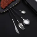 Edelstahl Besteckset mit matten schwarzen Griffen, modernes westliches Tafelmesser und Gabel. - Schwarz Silber
