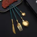 Edelstahl Besteckset mit grünen Griffen und Goldoptik, edles Essbesteck für den Tisch. - Grün und Gold