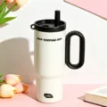 Vista detallada del vaso térmico de acero inoxidable de 24 oz en blanco con asa y pajita. - Blanco Negro
